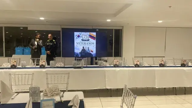 Ceremonia conmemorativa en la Escuela de Cadetes de Policía.