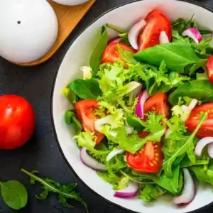Ensalada (lechuga morada, lechuga crespa, lechuga Batavia, tomate, maíz tierno y aguacate)